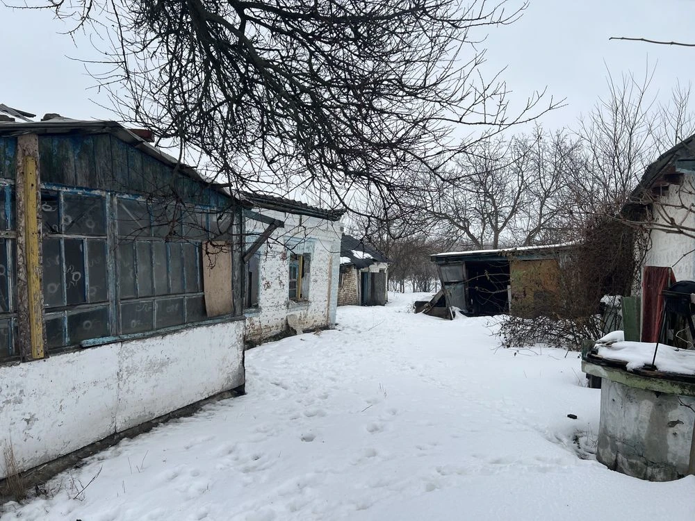 Продам нежилий будинок з рівною ділянкою поблизу центру Узин