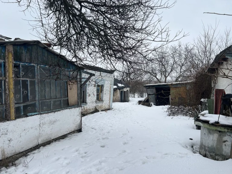 Продам нежилий будинок з рівною ділянкою поблизу центру Узин