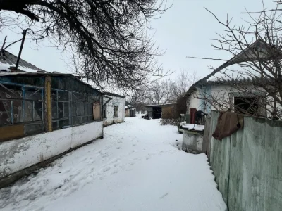 Продам нежилий будинок з рівною ділянкою поблизу центру Узин