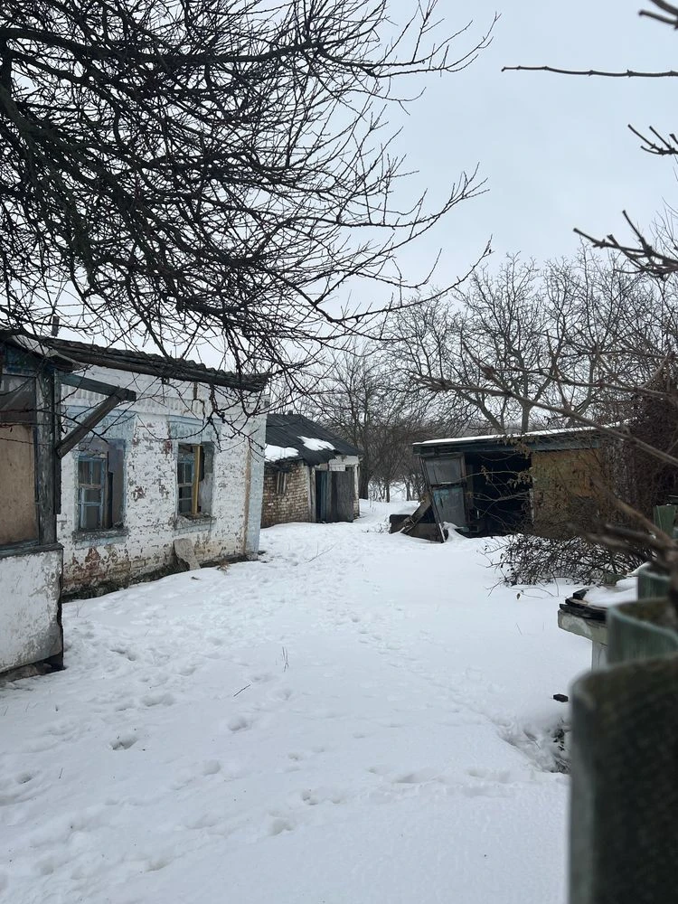 Продам нежилий будинок з рівною ділянкою поблизу центру Узин