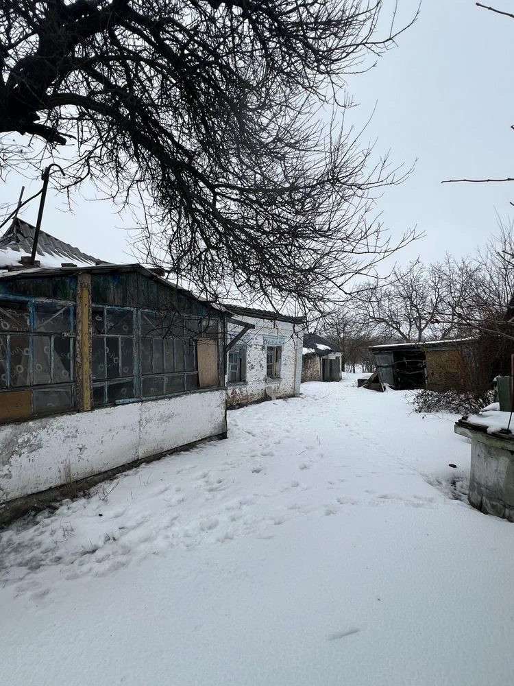 Продам нежилий будинок з рівною ділянкою поблизу центру Узин