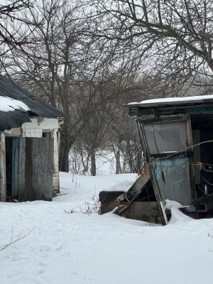 Продам нежилий будинок з рівною ділянкою поблизу центру Узин
