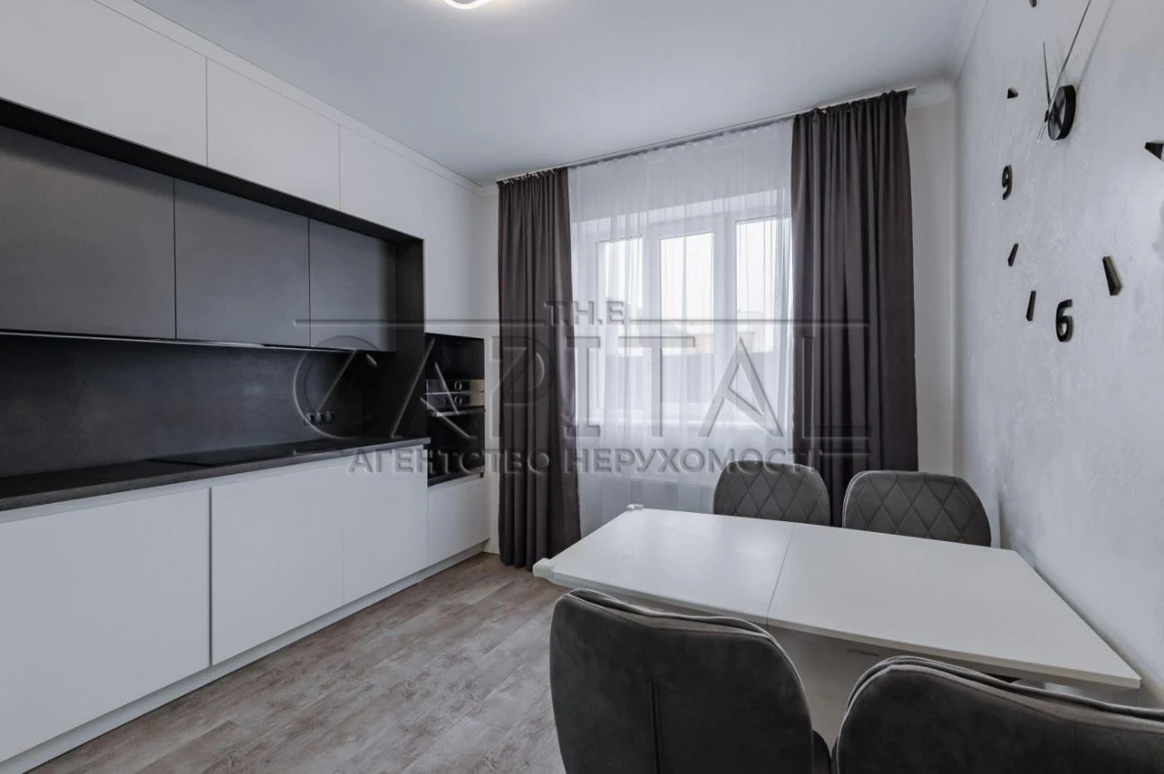 Будинок/ просторий світлий дизайнерський ремонт / 240 м² / Б