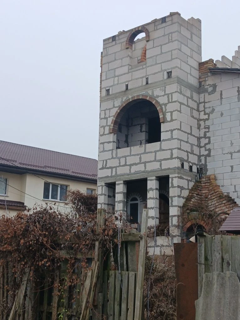 Продаж недобудованого півбудинку в Боярці.