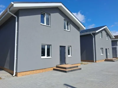 Від забудовника 100м2 , свердловина + електрика + газ +під П