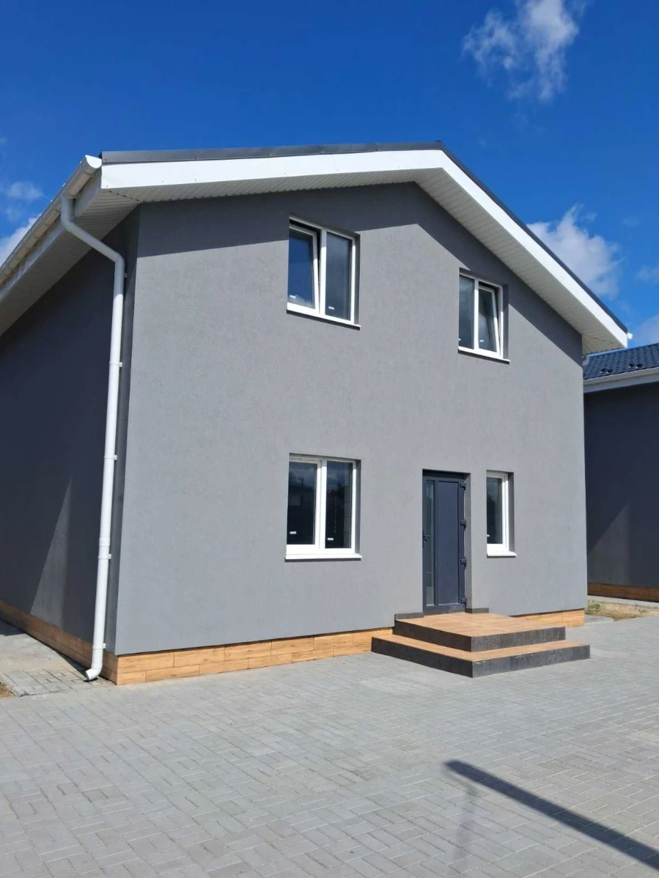 Від забудовника 100м2 , свердловина + електрика + газ +під П