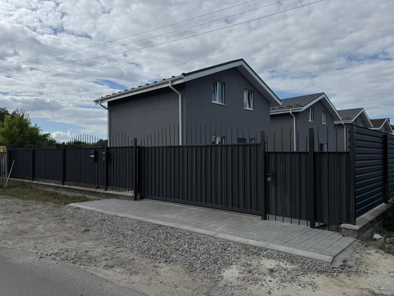 Від забудовника 100м2 , свердловина + електрика + газ +під П
