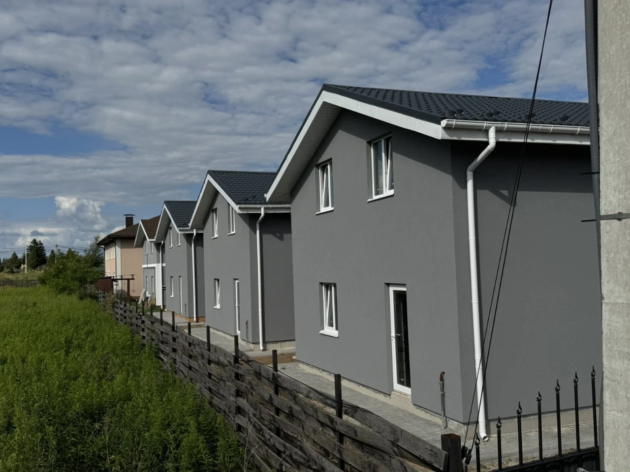 Від забудовника 100м2 , свердловина + електрика + газ +під П