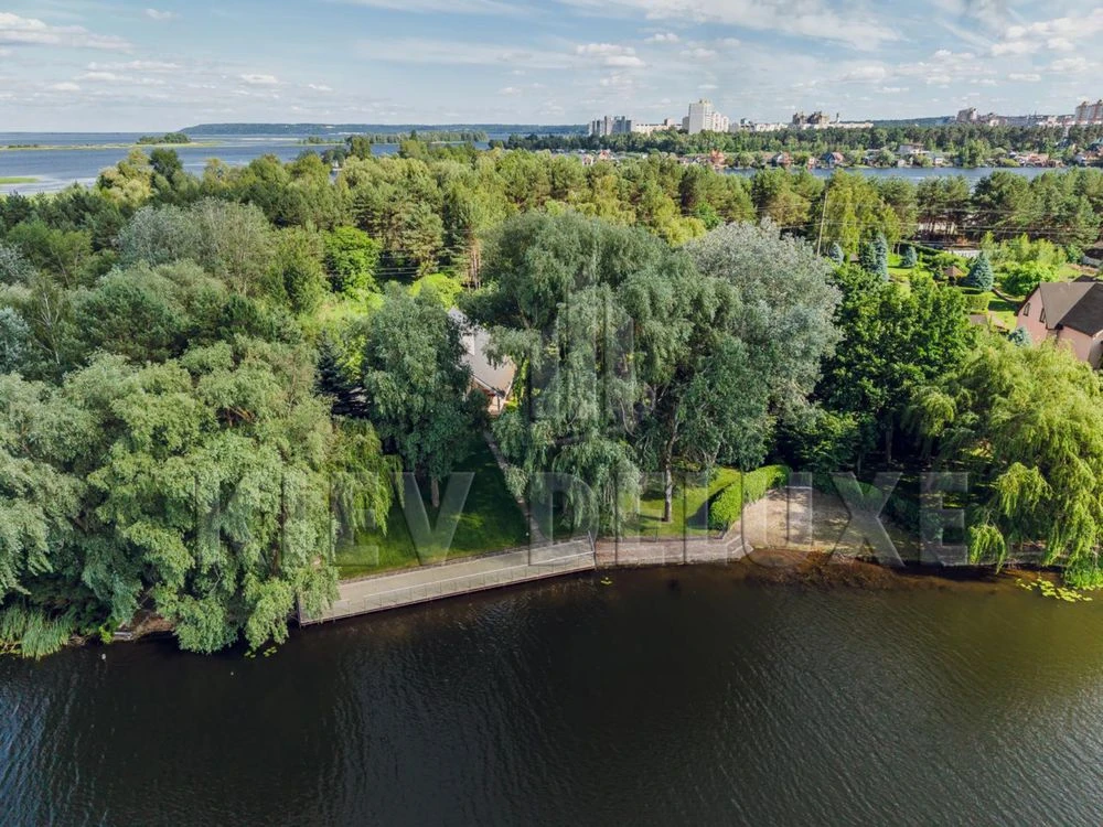 Конча Заспа , дамба , домоволодіння з виходом на велику воду