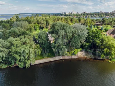 Конча Заспа , дамба , домоволодіння з виходом на велику воду