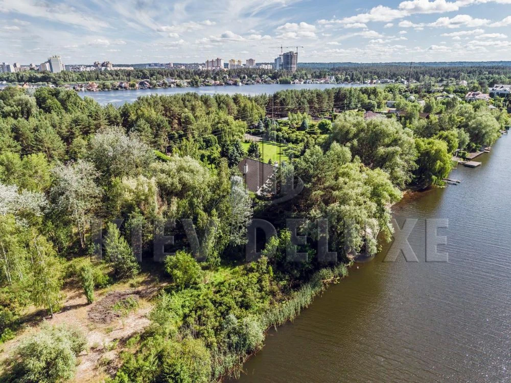 Конча Заспа , дамба , домоволодіння з виходом на велику воду