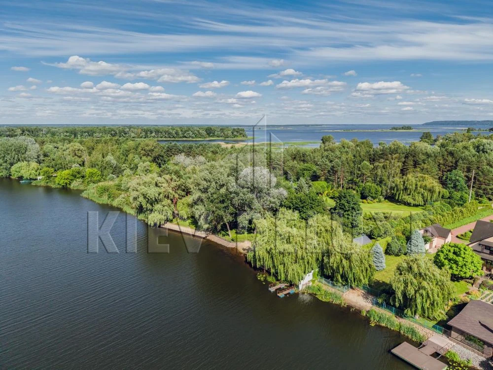 Конча Заспа , дамба , домоволодіння з виходом на велику воду