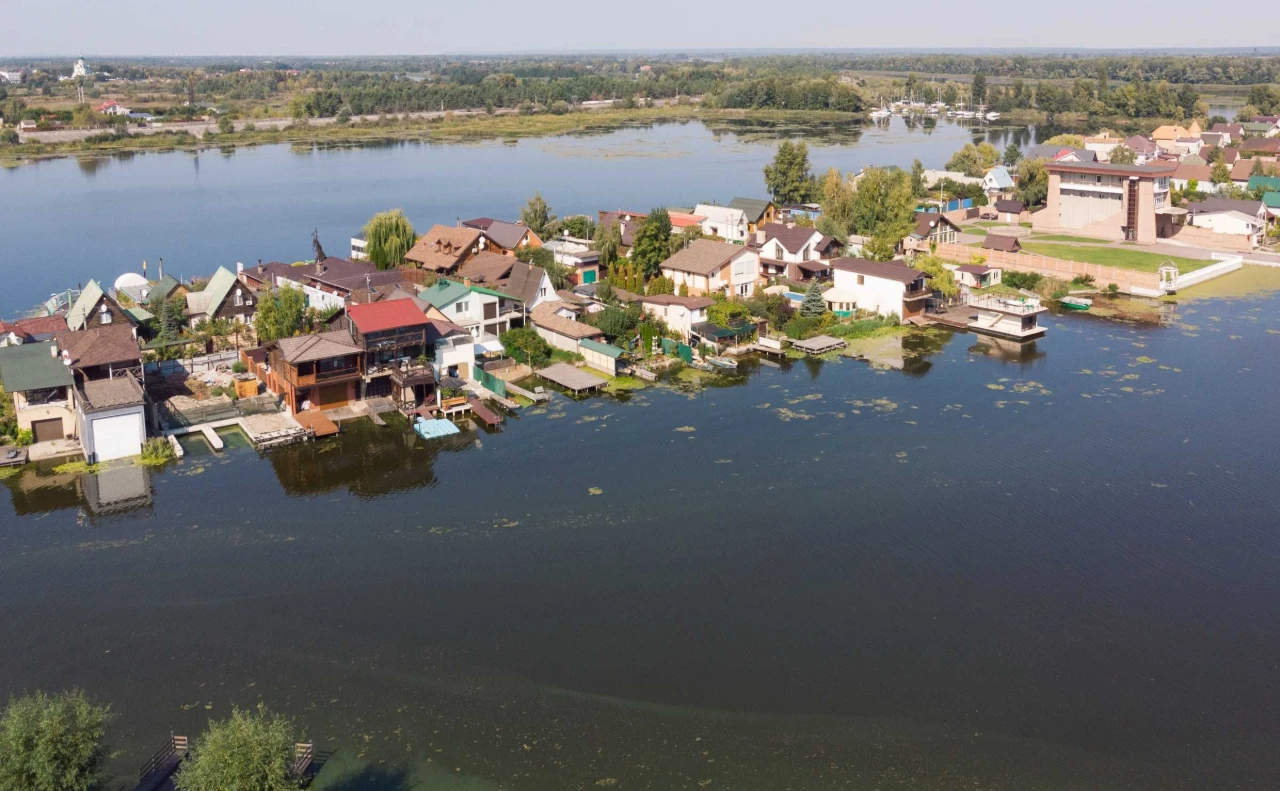 Маєток в закритому котеджному містечку Плюти, Козин, Українк