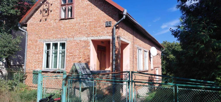 Дво-/одноповерховий будинок із ділянкою