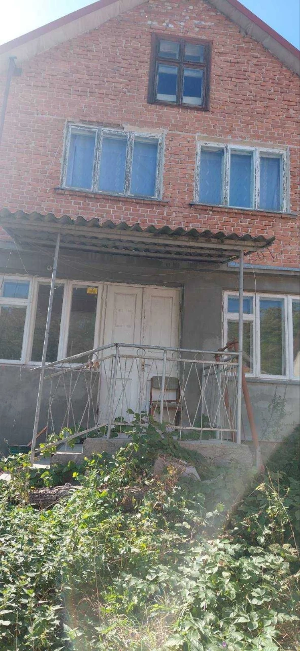 Дво-/одноповерховий будинок із ділянкою