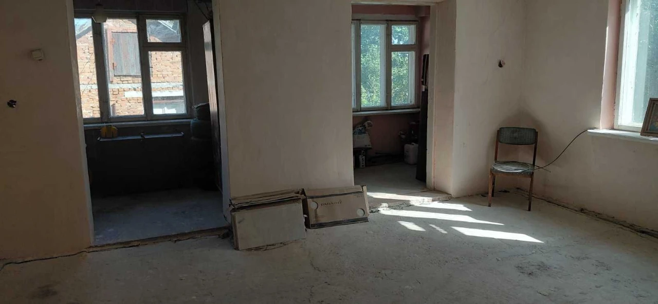 Дво-/одноповерховий будинок із ділянкою