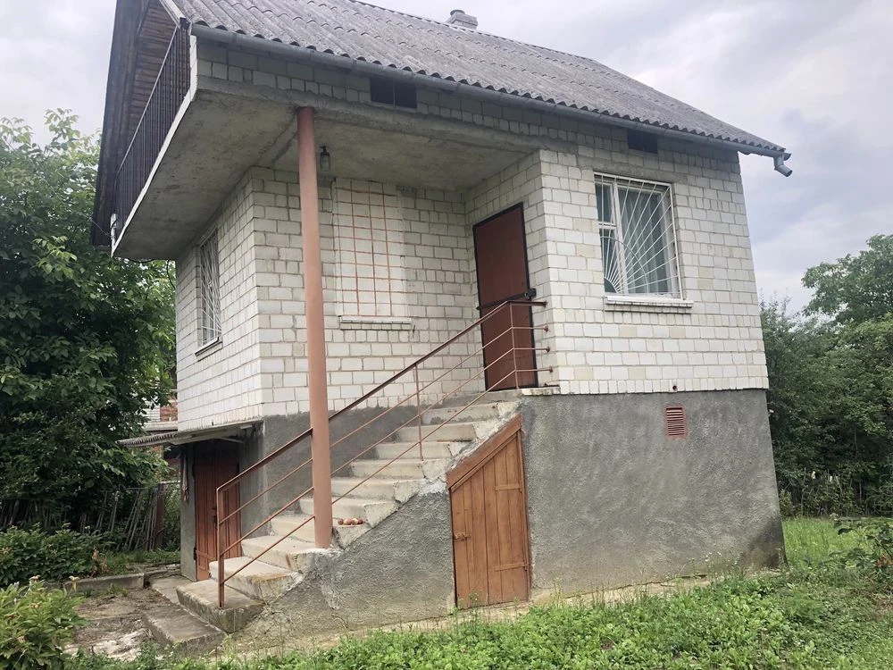 Продається дачний будинок з землею
