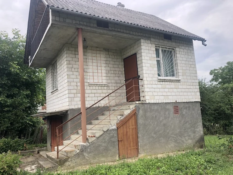 Продається дачний будинок з землею