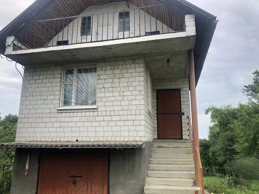 Продається дачний будинок з землею