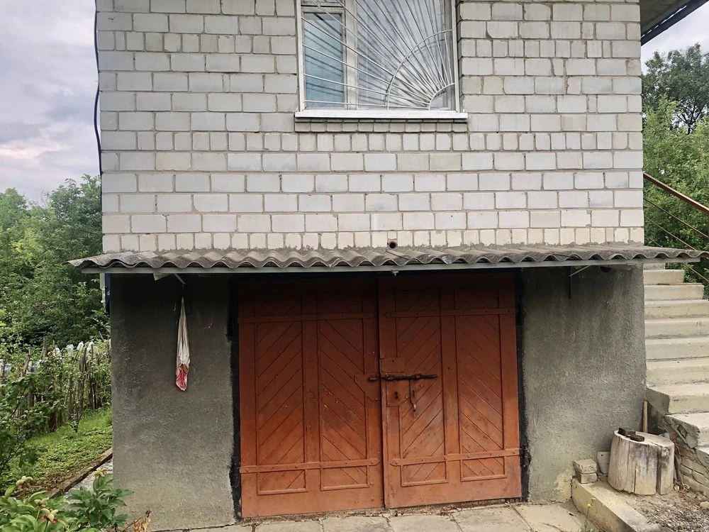 Продається дачний будинок з землею