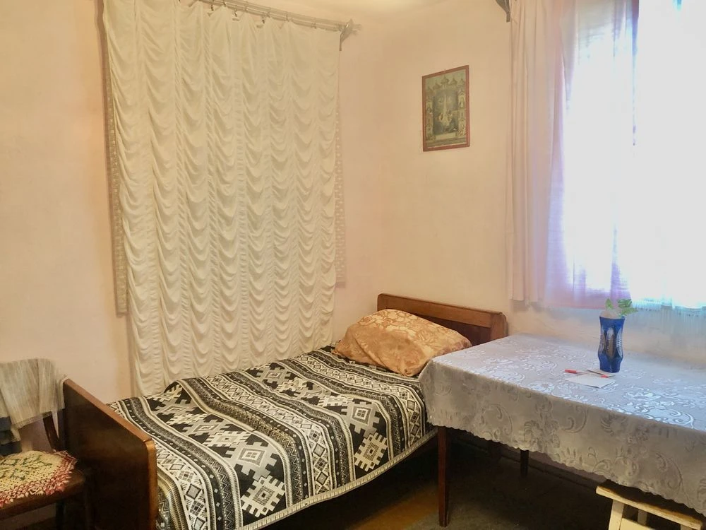 Продається дачний будинок з землею