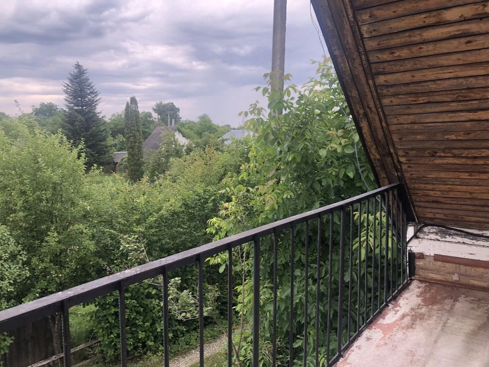 Продається дачний будинок з землею