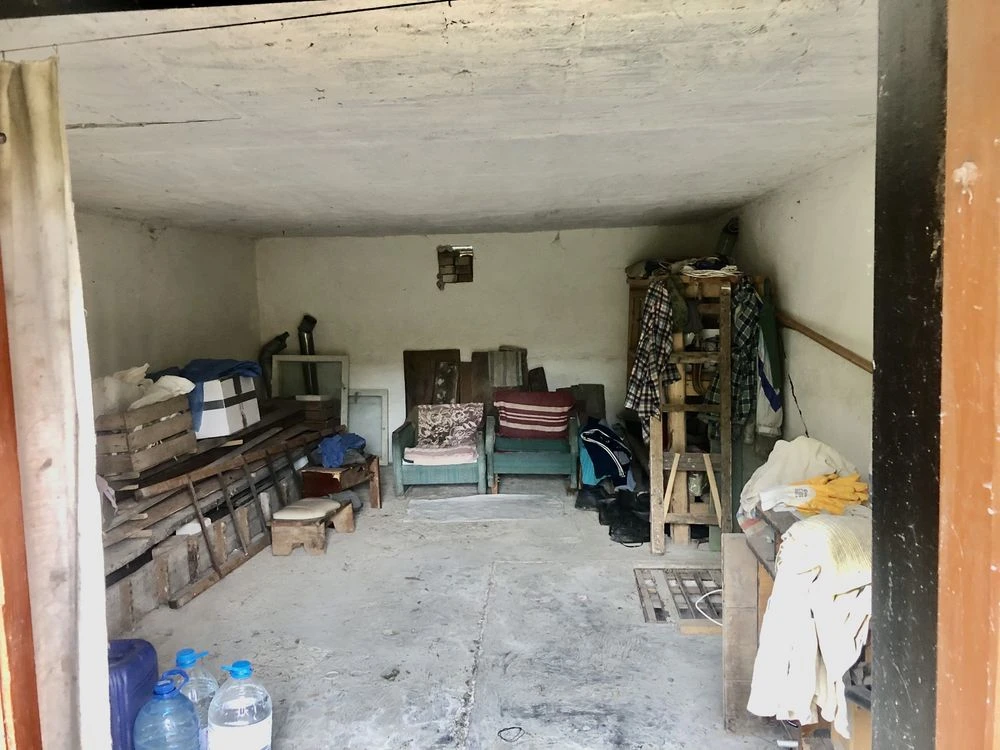 Продається дачний будинок з землею