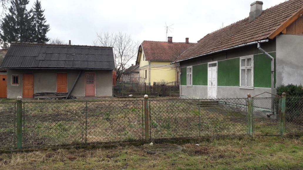 Будинок з літньою кухнею і земля
