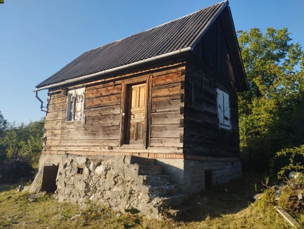 Дерев'яний будинок під розбір