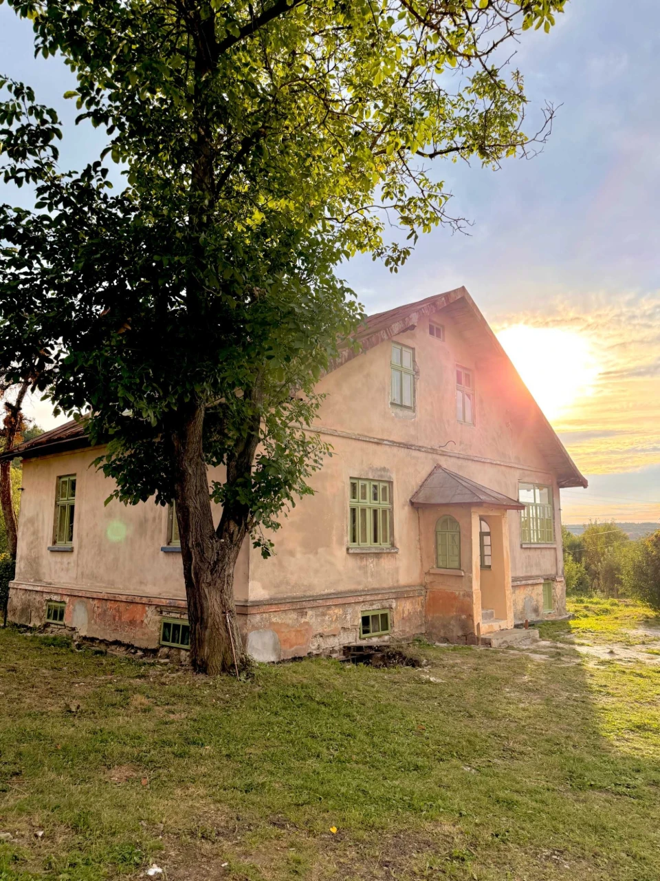 «Вілла Американка» — історична вілла з розписами за 30 хв ві
