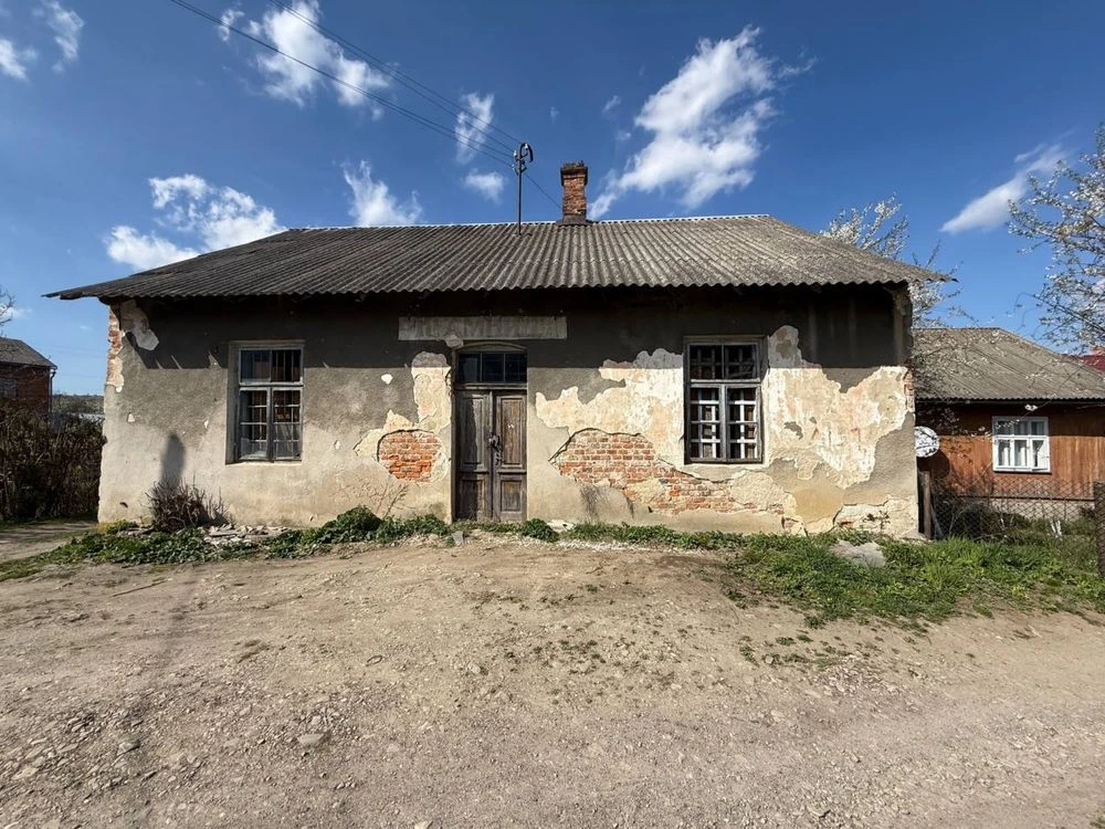 Будинок магазин м Хирів самбірський район.    х