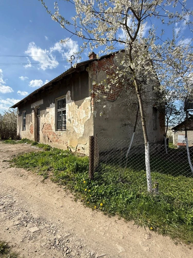 Будинок магазин м Хирів самбірський район.    х