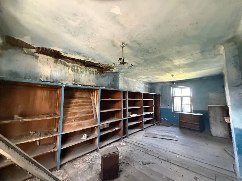 Будинок магазин м Хирів самбірський район.    х