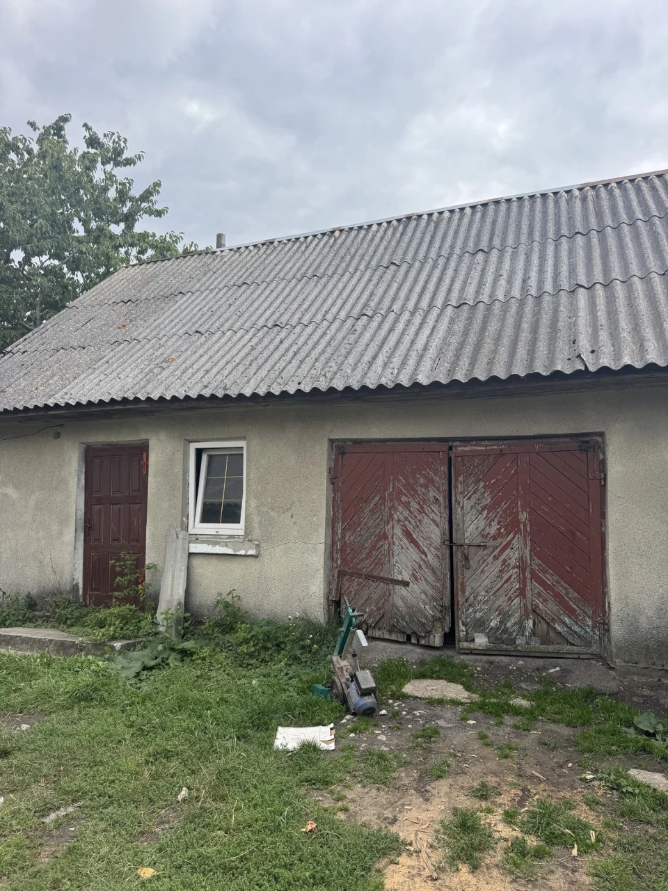 Продам будинок в м.Почаїв! 10 соток землі, гараж,сад та всі