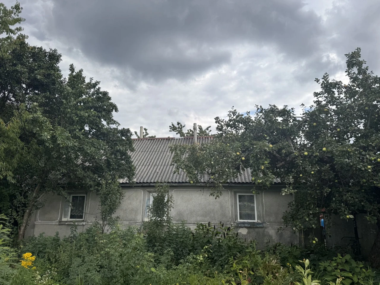 Продам будинок в м.Почаїв! 10 соток землі, гараж,сад та всі