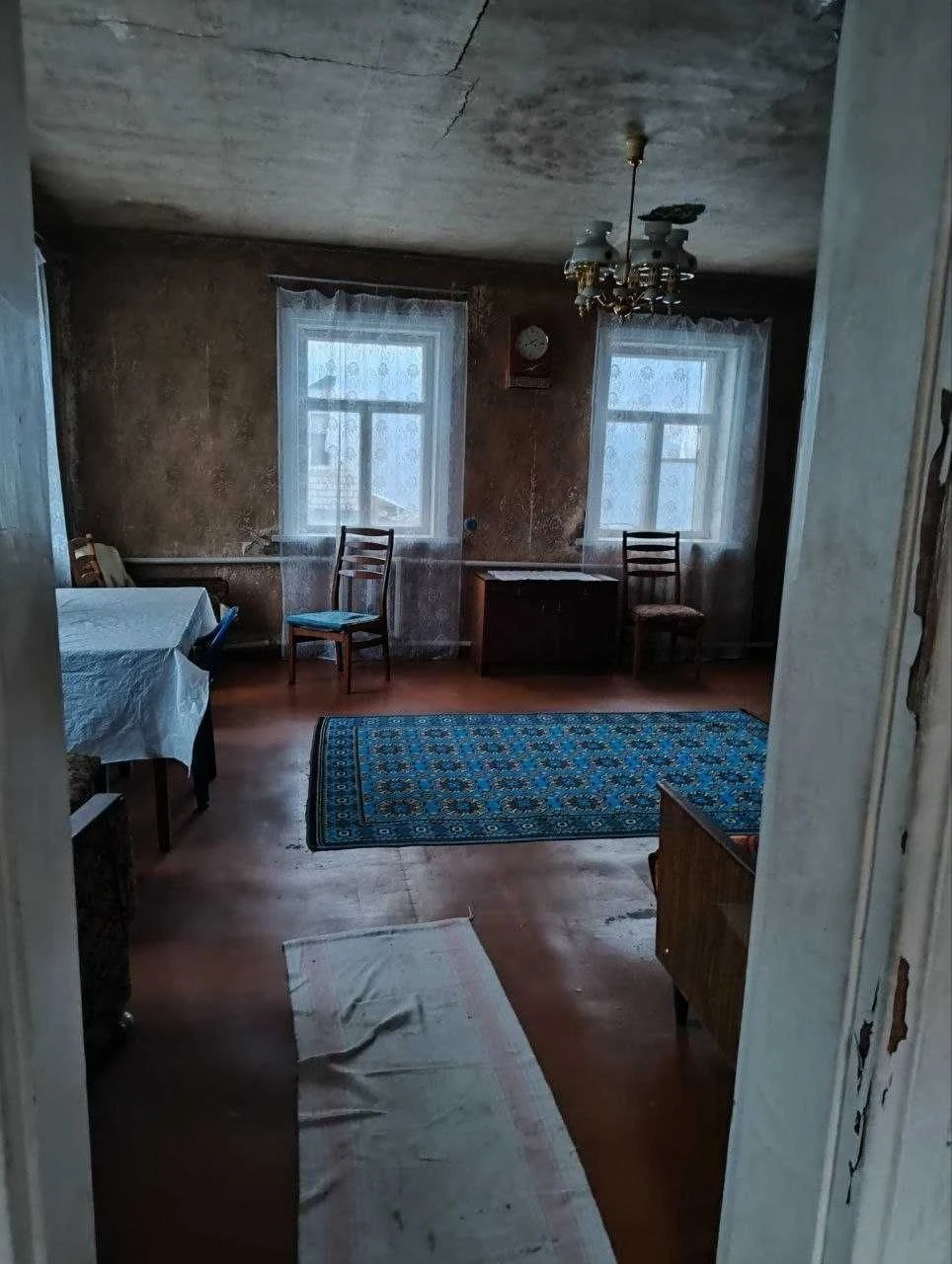Продам пол дома 63м2 кирпичный в г.Мерефа. Под ремонт, без к