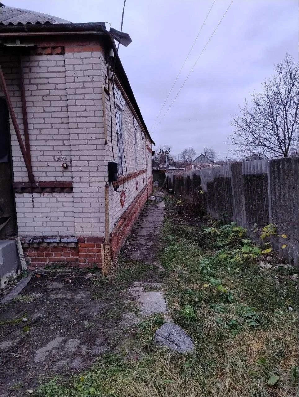 Продам пол дома 63м2 кирпичный в г.Мерефа. Под ремонт, без к