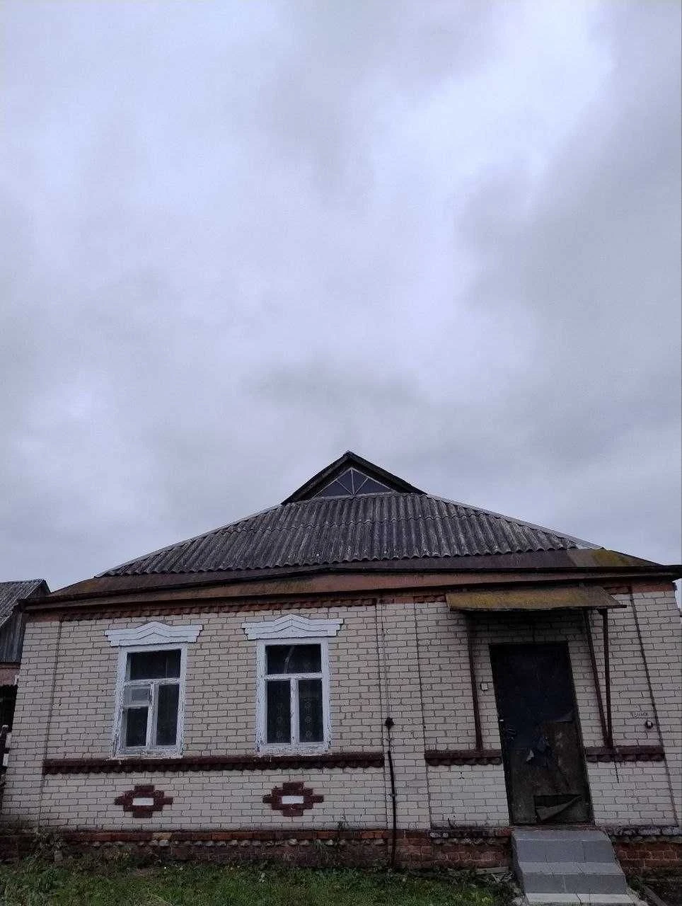 Продам пол дома 63м2 кирпичный в г.Мерефа. Под ремонт, без к