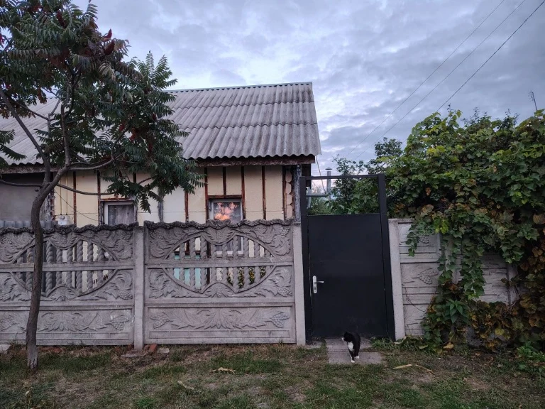 Продам 1/2 будинку поруч з центром Мерефи.