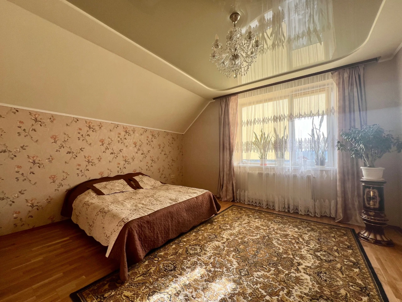 Продам дом 230 кв.м.  В центре г.Мерефа