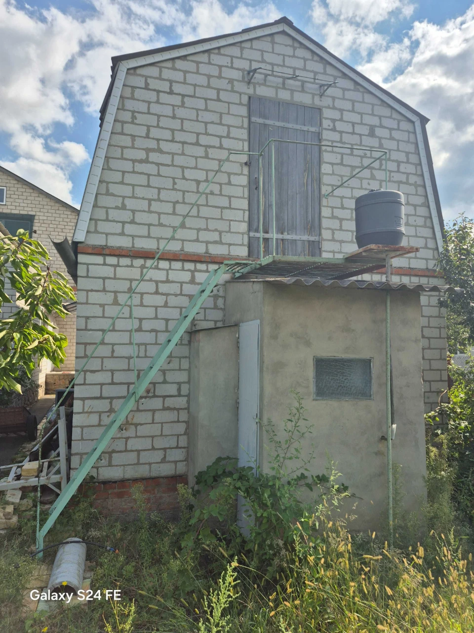 Продам добротный 2_х этажный дом г.Мерефа р_н центра