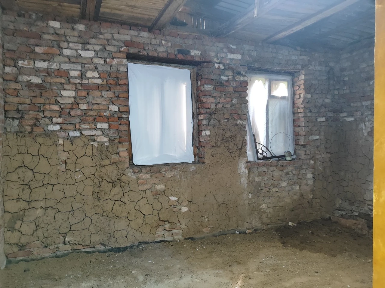 Продається приватний будинок по червоній лінії в Мерефі