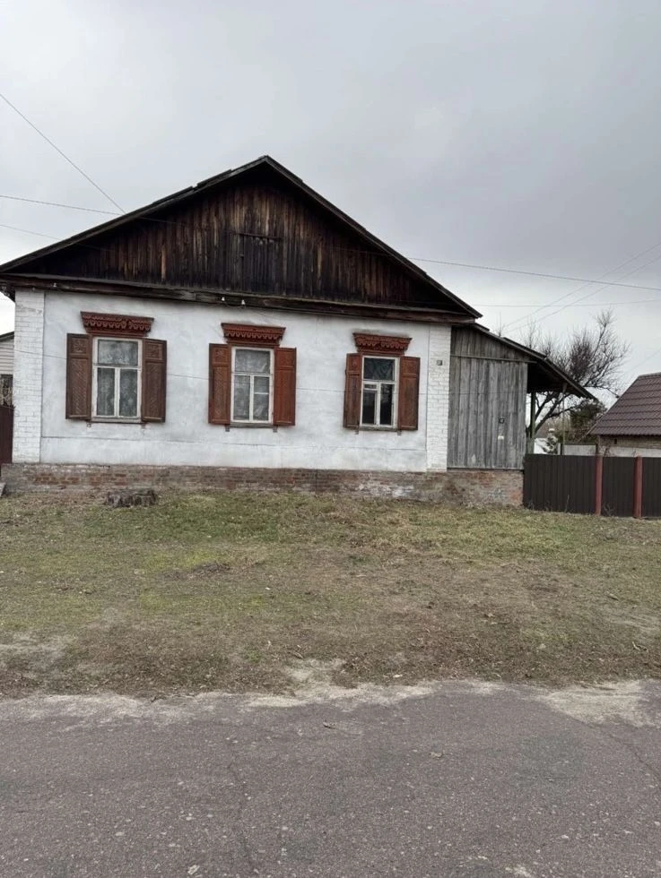 Продається 1/2 частина будинку в центрі міста Остер!