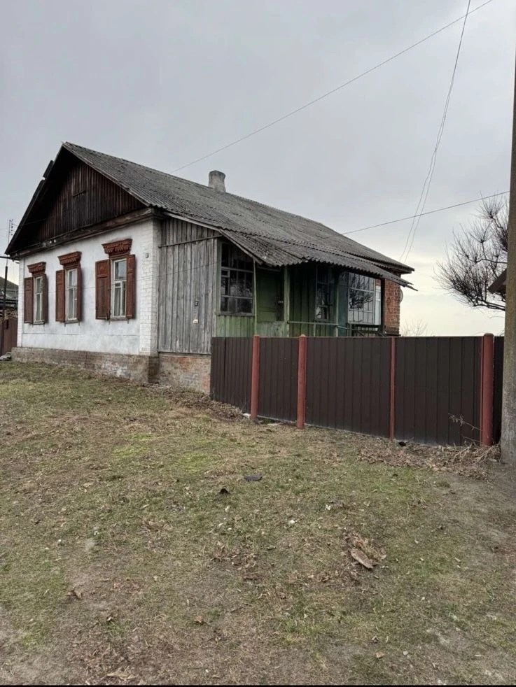 Продається 1/2 частина будинку в центрі міста Остер!