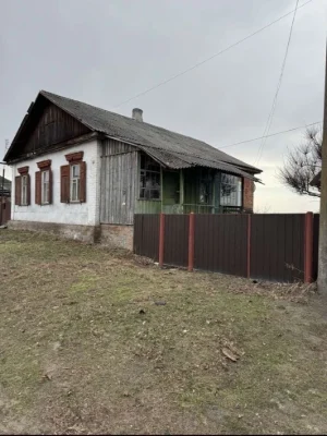 Продається 1/2 частина будинку в центрі міста Остер!