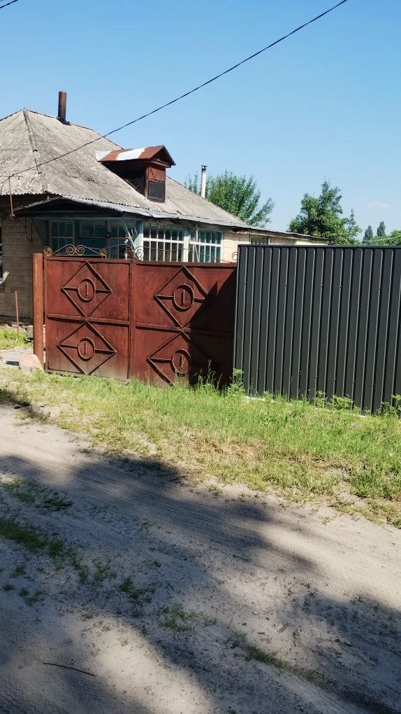 Продам частину будинку в Острі