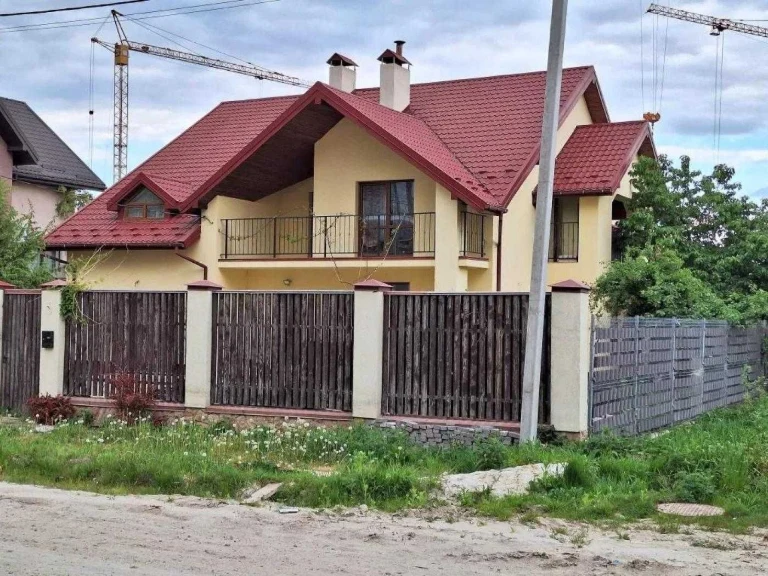 Продаж просторого будинку з євроремонтом та меблями, місто В