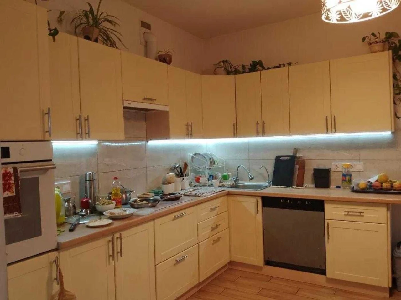 Продаж просторого будинку з євроремонтом та меблями, місто В
