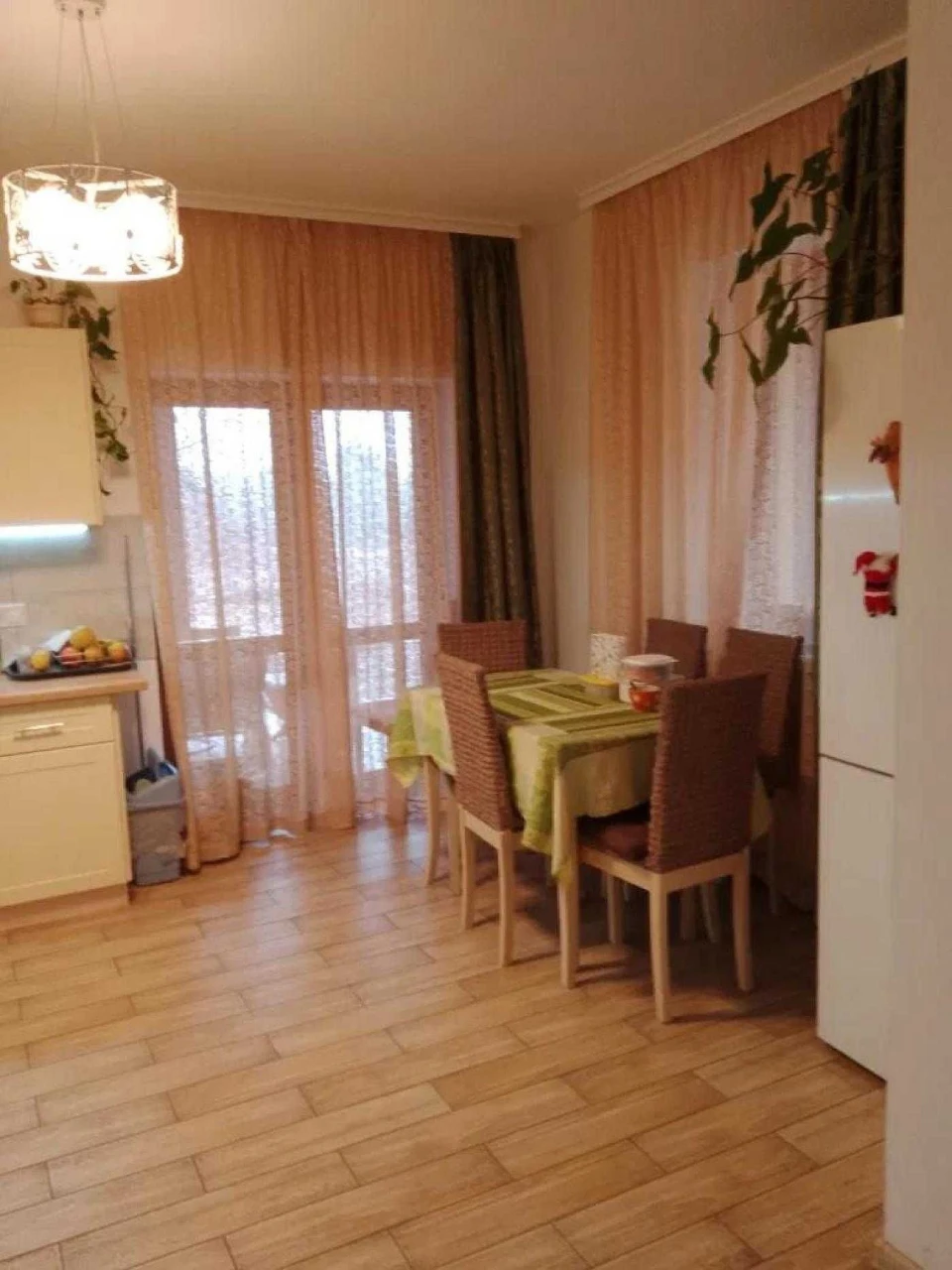 Продаж просторого будинку з євроремонтом та меблями, місто В