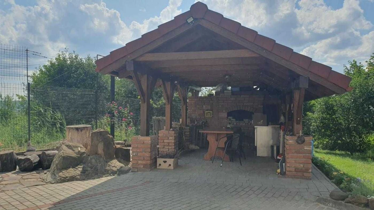 Продаж котеджу без ремонту у центральній частині міста Винни